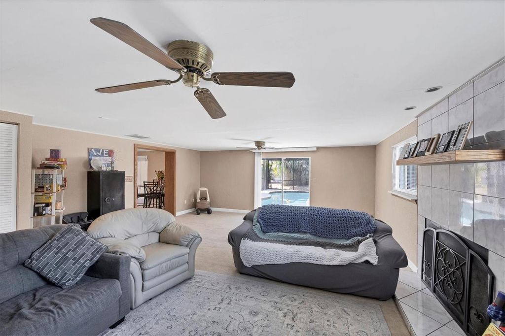 Image 12 of property listing at 3010 GOLDEN RAIN DRIVE, Sarasota, FL 34232