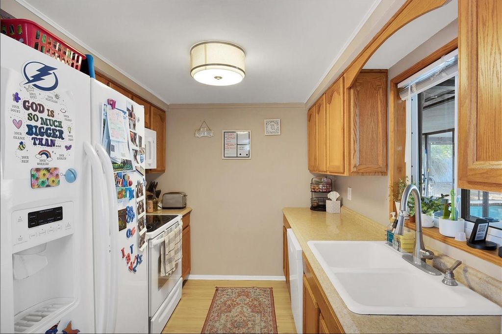 Image 16 of property listing at 3010 GOLDEN RAIN DRIVE, Sarasota, FL 34232