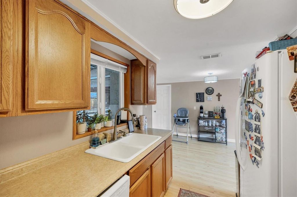 Image 17 of property listing at 3010 GOLDEN RAIN DRIVE, Sarasota, FL 34232