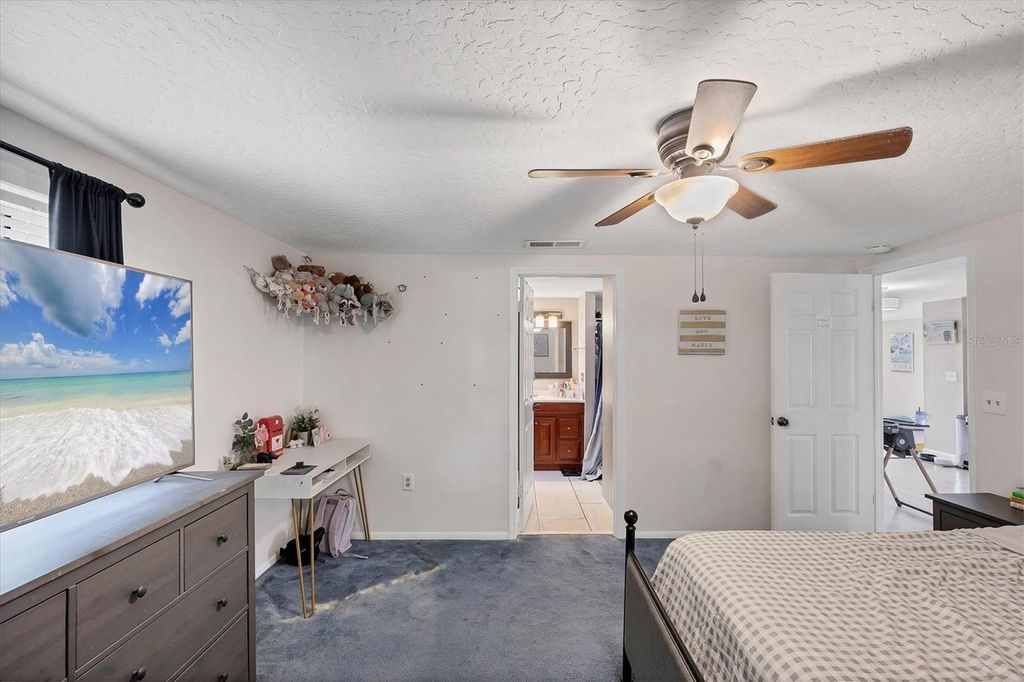 Image 23 of property listing at 3010 GOLDEN RAIN DRIVE, Sarasota, FL 34232