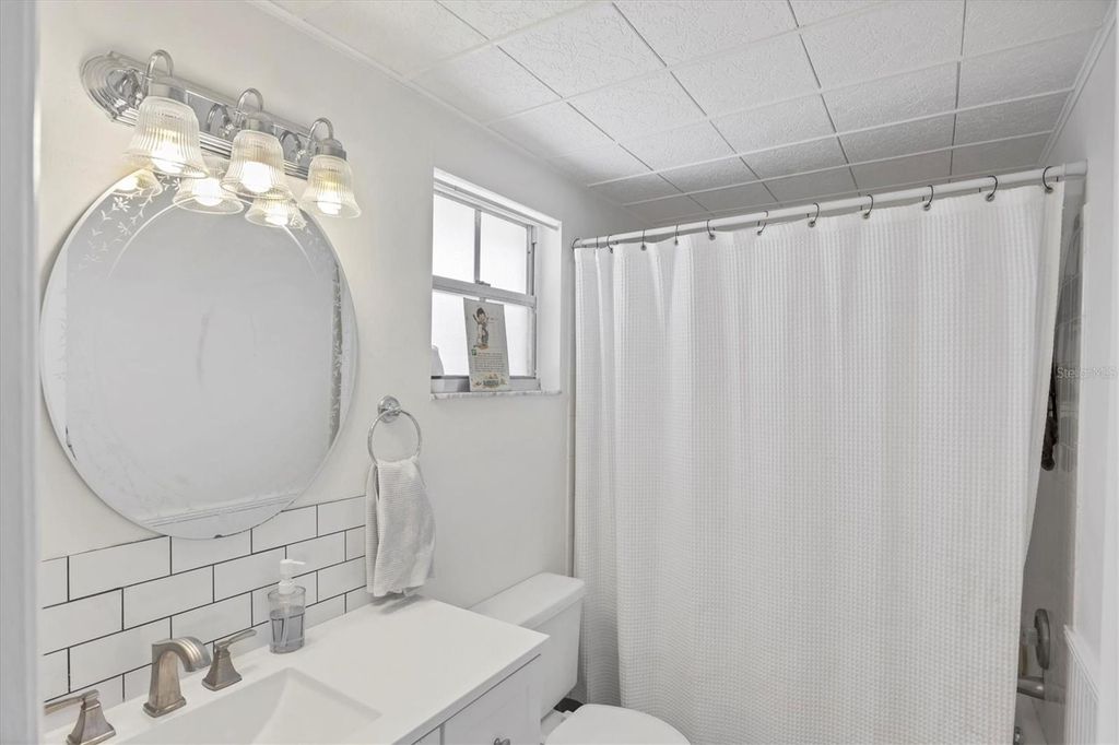 Image 30 of property listing at 3010 GOLDEN RAIN DRIVE, Sarasota, FL 34232