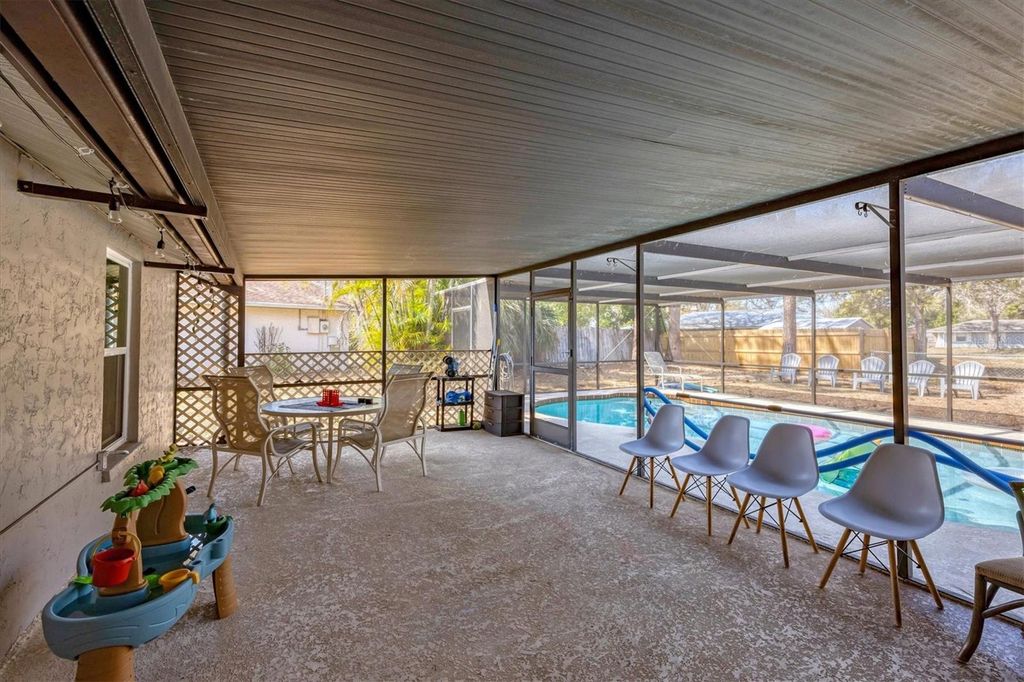 Image 31 of property listing at 3010 GOLDEN RAIN DRIVE, Sarasota, FL 34232