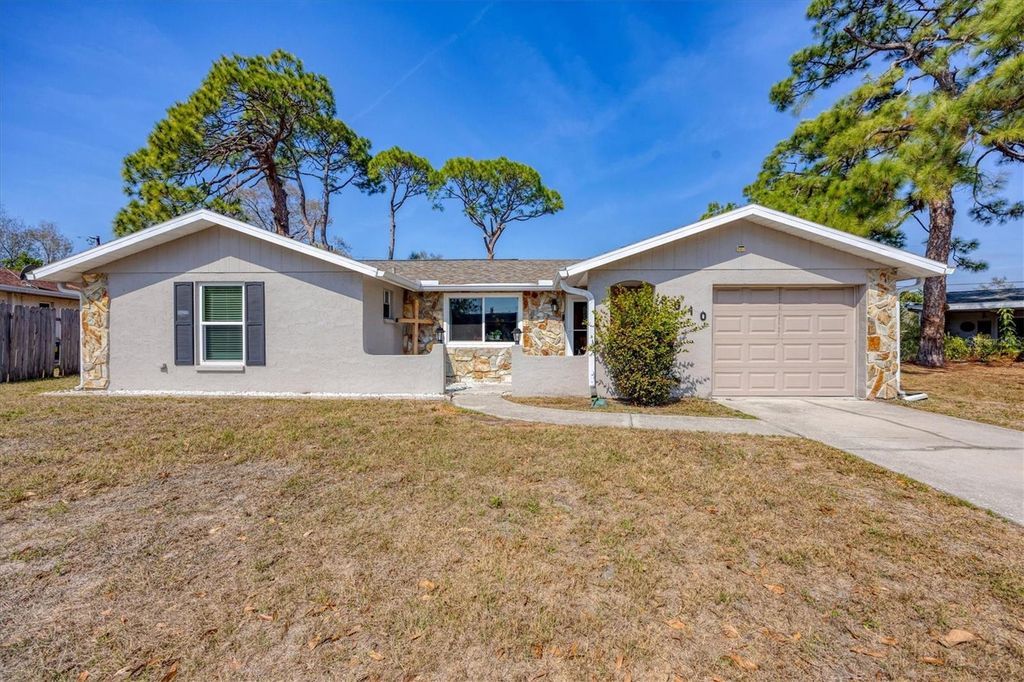 Image 8 of property listing at 3010 GOLDEN RAIN DRIVE, Sarasota, FL 34232