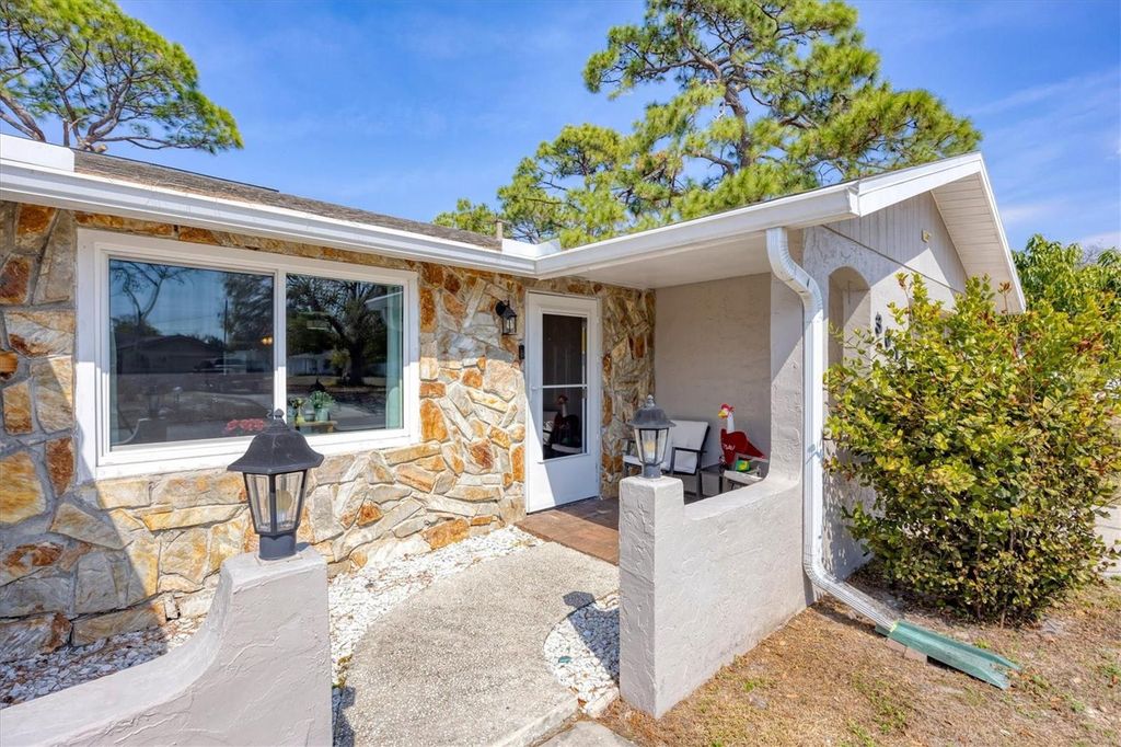 Image 9 of property listing at 3010 GOLDEN RAIN DRIVE, Sarasota, FL 34232