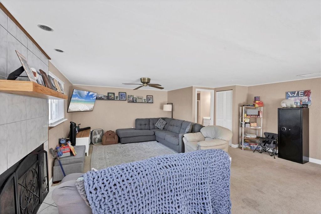 Image 10 of property listing at 3010 GOLDEN RAIN DRIVE, Sarasota, FL 34232