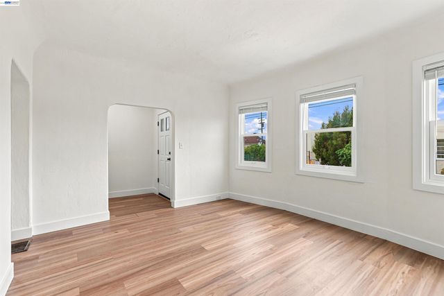 6414 Herzog St, Oakland, CA 94608