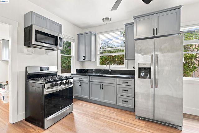 6414 Herzog St, Oakland, CA 94608