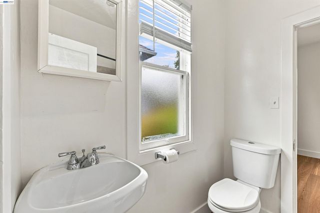 6414 Herzog St, Oakland, CA 94608