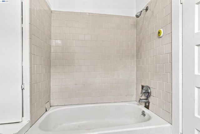 6414 Herzog St, Oakland, CA 94608