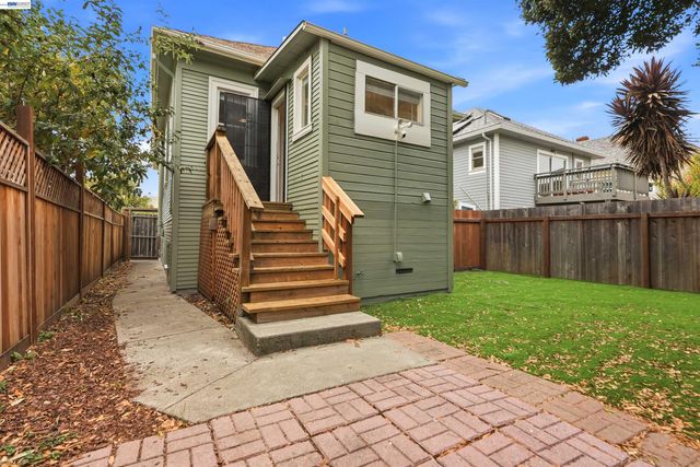 6414 Herzog St, Oakland, CA 94608