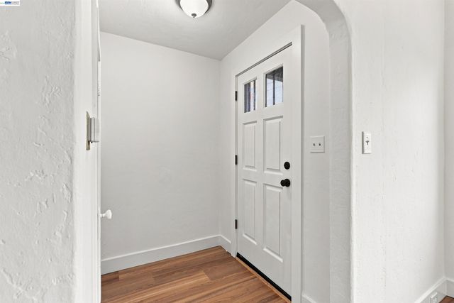 6414 Herzog St, Oakland, CA 94608