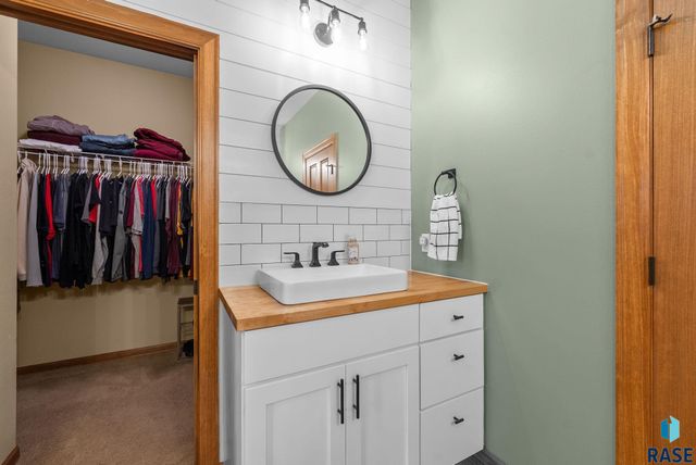 2412 S Purdue Ave Avenue, Sioux Falls, SD 57106