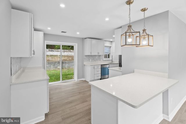 5822 BROOKVIEW DR, Alexandria, VA 22310