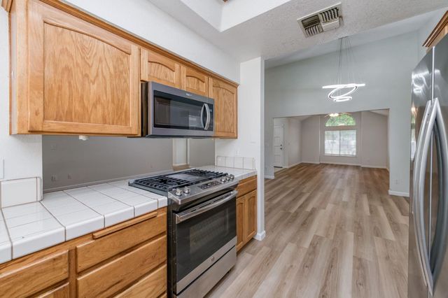 6342 N Selland Avenue, Fresno, CA 93711