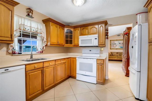 19240 NW 60th Ct, Hialeah, FL 33015