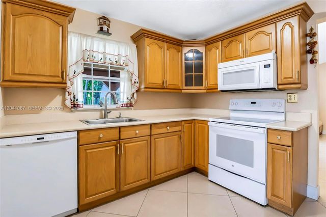 19240 NW 60th Ct, Hialeah, FL 33015