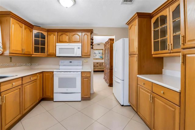 19240 NW 60th Ct, Hialeah, FL 33015