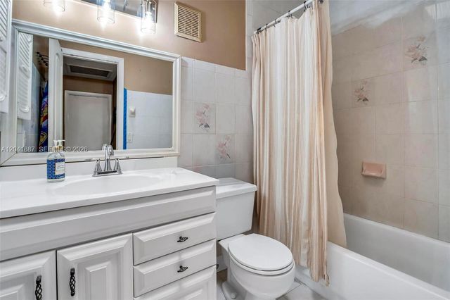 19240 NW 60th Ct, Hialeah, FL 33015