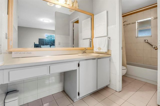 19240 NW 60th Ct, Hialeah, FL 33015