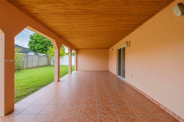19240 NW 60th Ct, Hialeah, FL 33015