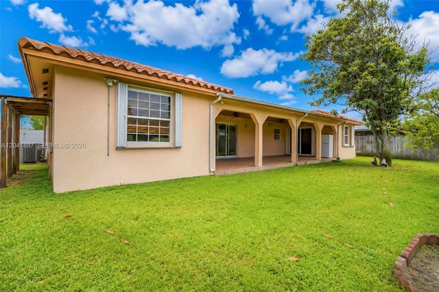 19240 NW 60th Ct, Hialeah, FL 33015