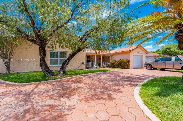 19240 NW 60th Ct, Hialeah, FL 33015