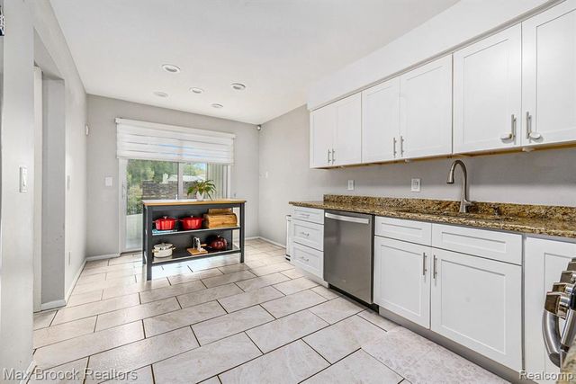 4371 Foxpointe Drive, West Bloomfield, MI 48323