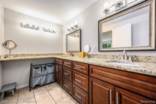 4371 Foxpointe Drive, West Bloomfield, MI 48323