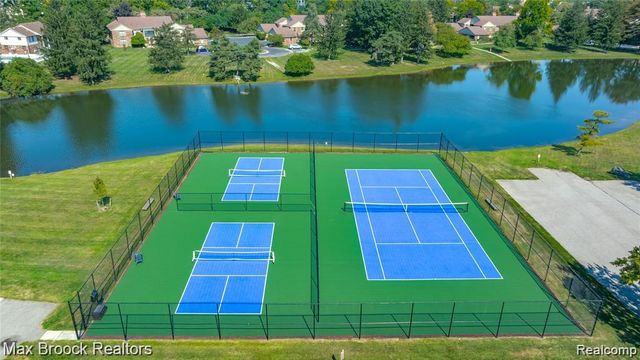 4371 Foxpointe Drive, West Bloomfield, MI 48323