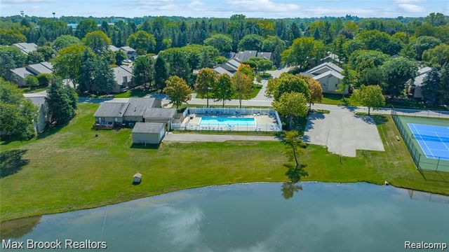 4371 Foxpointe Drive, West Bloomfield, MI 48323