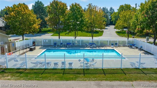 4371 Foxpointe Drive, West Bloomfield, MI 48323