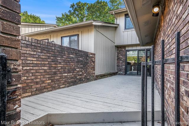 4371 Foxpointe Drive, West Bloomfield, MI 48323