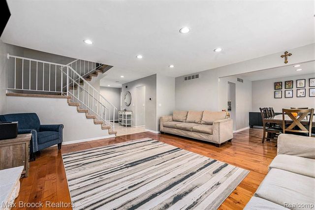 4371 Foxpointe Drive, West Bloomfield, MI 48323