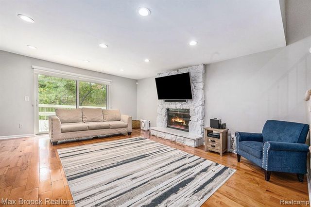 4371 Foxpointe Drive, West Bloomfield, MI 48323