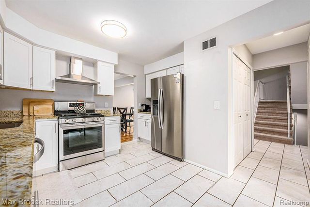 4371 Foxpointe Drive, West Bloomfield, MI 48323