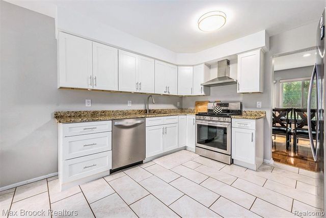 4371 Foxpointe Drive, West Bloomfield, MI 48323