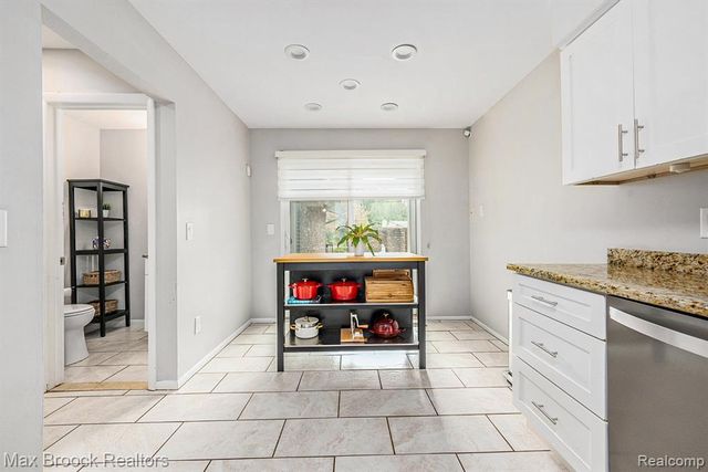 4371 Foxpointe Drive, West Bloomfield, MI 48323