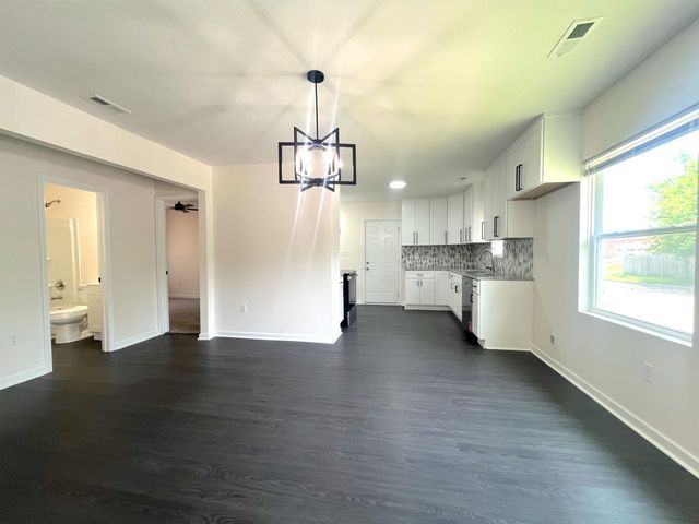 1752 S Market, Wichita, KS 67211
