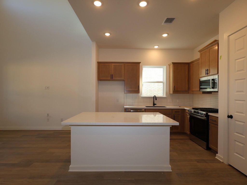 152 Bishop Wood RD, Dripping Springs, TX 78620