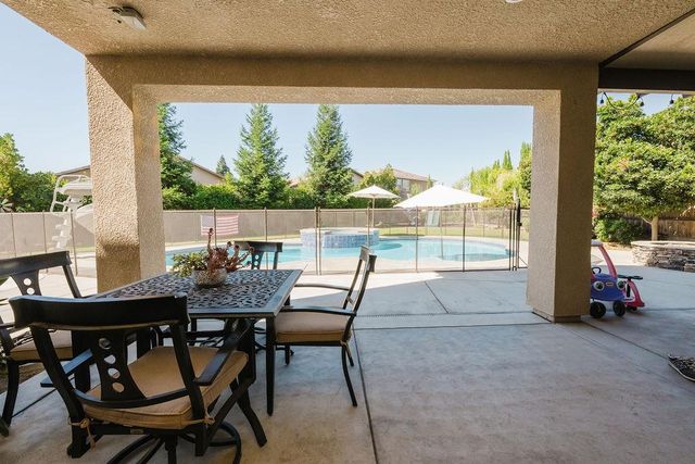 1671 E Bella Fiore Drive, Fresno, CA 93730