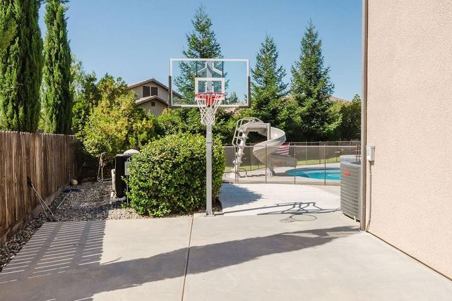 1671 E Bella Fiore Drive, Fresno, CA 93730