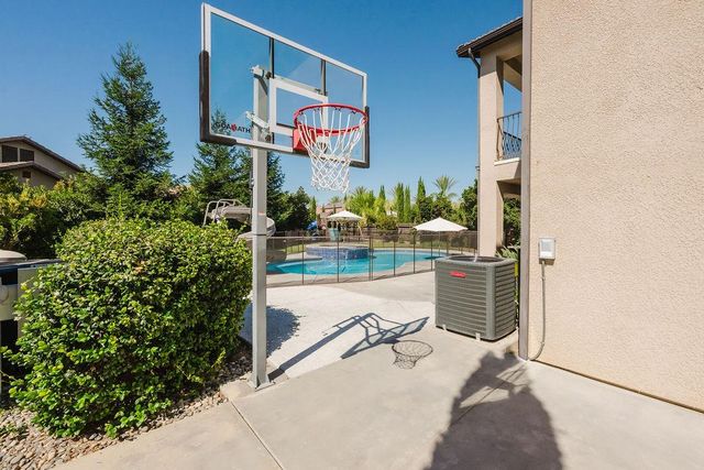 1671 E Bella Fiore Drive, Fresno, CA 93730