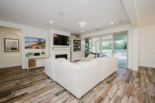 1671 E Bella Fiore Drive, Fresno, CA 93730