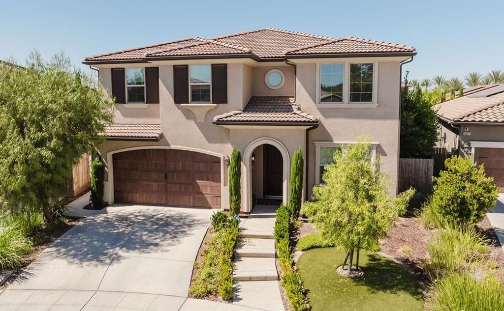 1671 E Bella Fiore Drive, Fresno, CA 93730