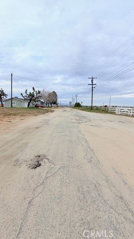 Image 7 of property listing at 51 W VIC Ave 51st STW AVE K-2, Quartz Hill, CA 93536