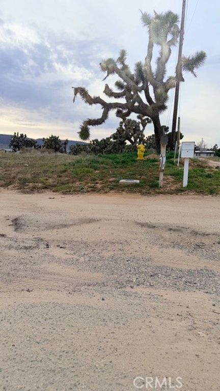 Image 8 of property listing at 51 W VIC Ave 51st STW AVE K-2, Quartz Hill, CA 93536