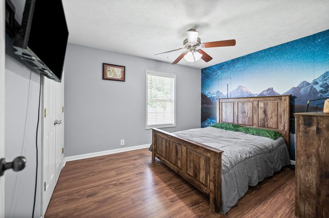 250 Hugh Hunter Rd, Oak Grove, KY 42262