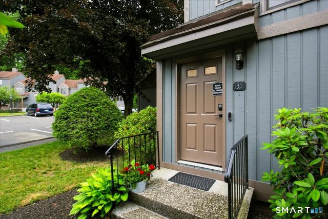 135 Heatherwood Drive 135, Brookfield, CT 06804