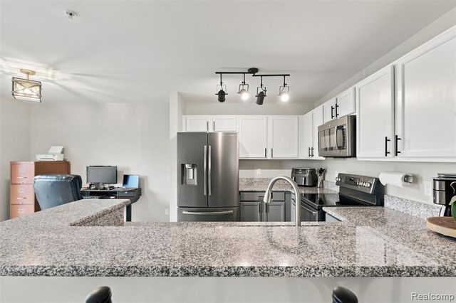 28248 S Pointe Lane, New Baltimore, MI 48051