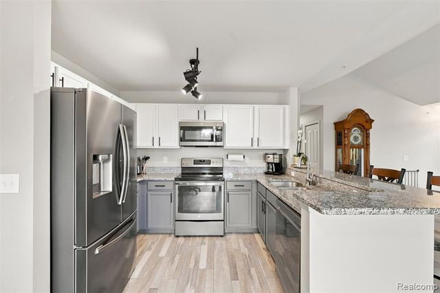 28248 S Pointe Lane, New Baltimore, MI 48051